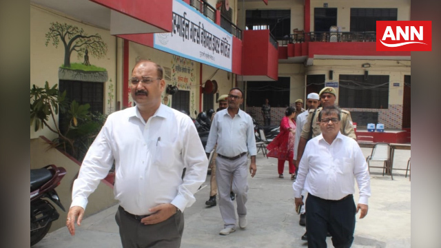 टेट परीक्षा के दौरान इस्माइल गर्ल्स नेशनल स्कूल में निरीक्षण करने पहुंचे मेरठ जिलाधिकारी डॉ वी के सिंह