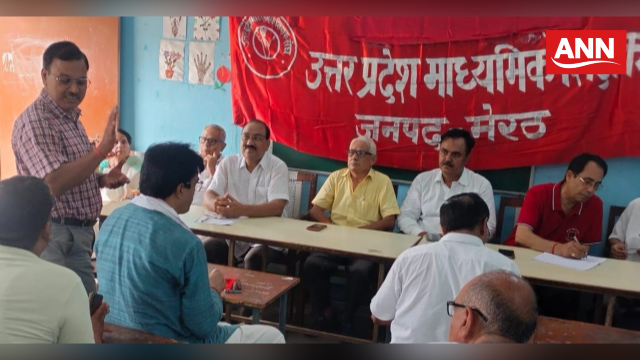 गढ़ रोड स्थित रामसहाय इंटर कॉलेज में बैठक करते ठकुराई गुट के कार्यकर्ता