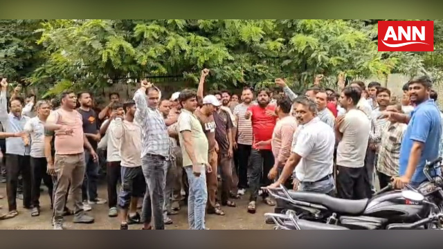 वेतन कटौती को लेकर संविदा कर्मियों का प्रदर्शन
