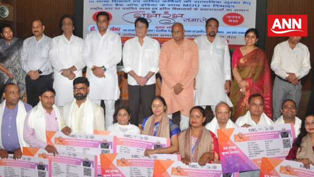 शिक्षक कैश लेस चिकित्सा कार्ड योजना के लाभार्थियों के साथ सांसद अरुण गोविल, सोमेंद्र तोमर एवं कैंट विधायक अमित अग्रवाल