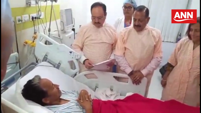 सोनमवांचुक से अस्पताल में मुलाकात करते, केंद्रीय मंत्री जेपी नड्डा, राज्य मंत्री जितेंद्र सिंह
