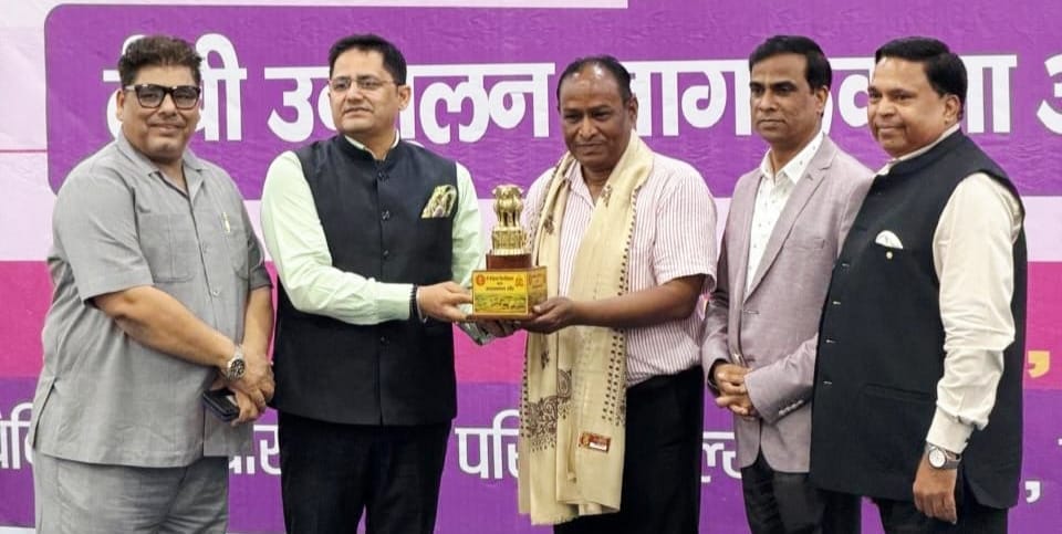 राष्ट्रीय चिकित्सक दिवस के अवसर पर सी एम ओ रमाकांत सागर को सम्मानित करते आयोजक