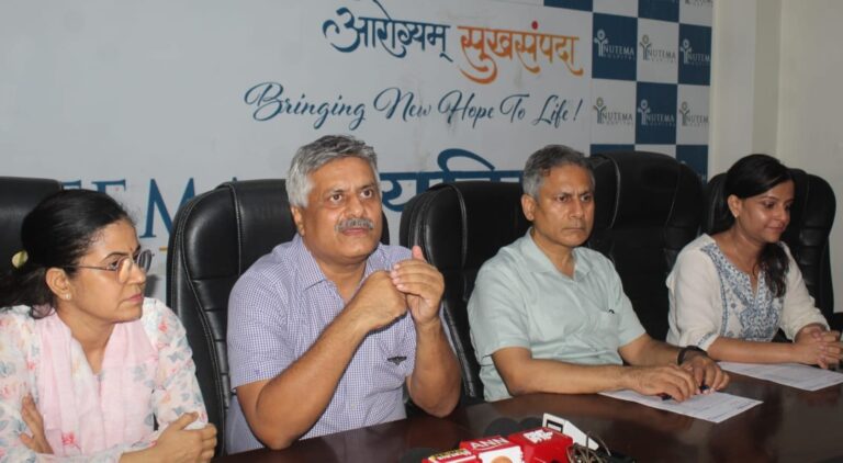 न्यूटीम हॉस्पिटल में प्रेस वार्ता करते डॉक्टर