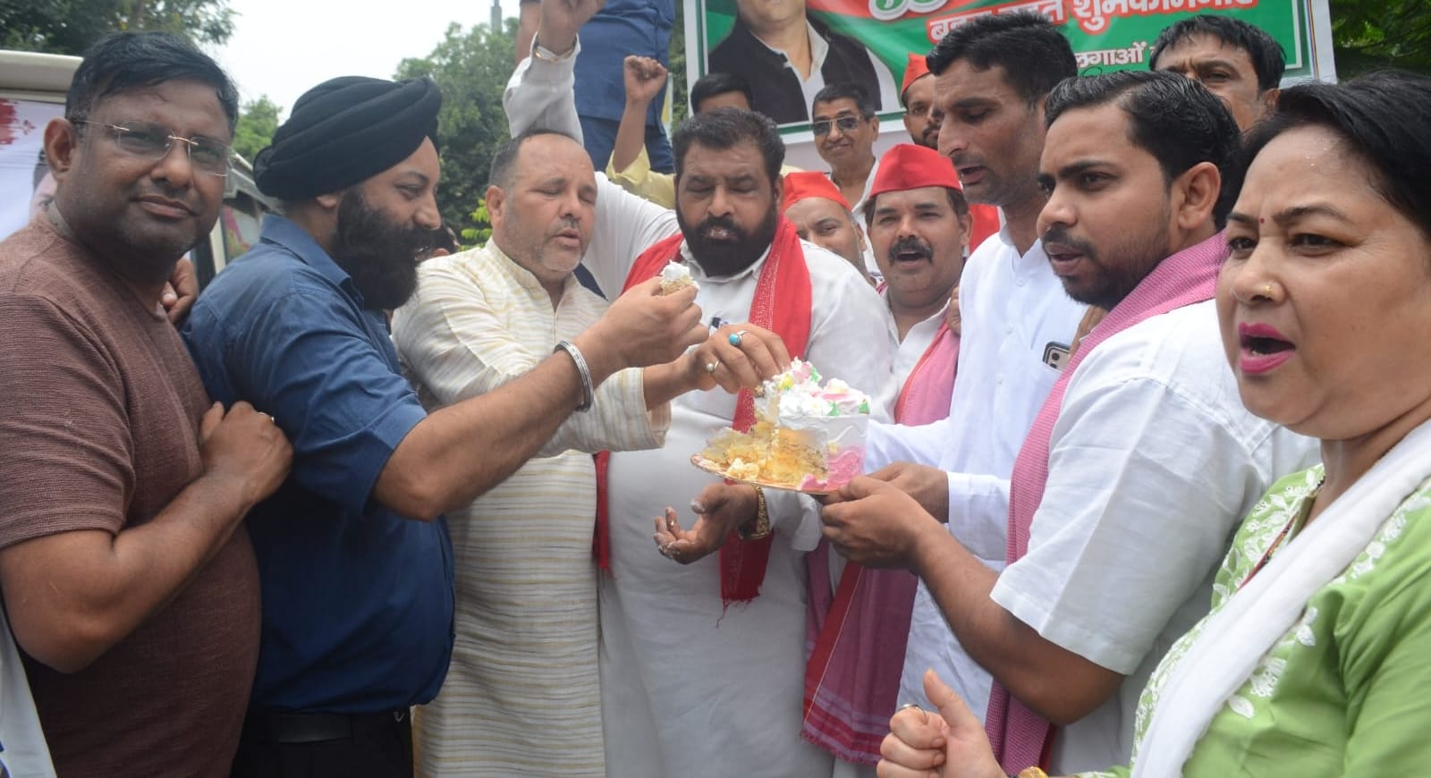 कमिश्नरी चौराहे पर समाजवादियों ने मनाया समाजवादी पार्टी के मुखिया अखिलेश यादव का जन्मदिन