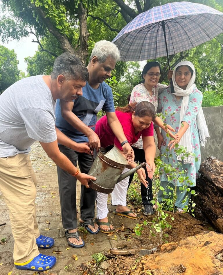 डॉक्टर डे के उपलक्ष में पौधा रोपण करते मेडिकल प्राचार्य आर सी गुप्ता