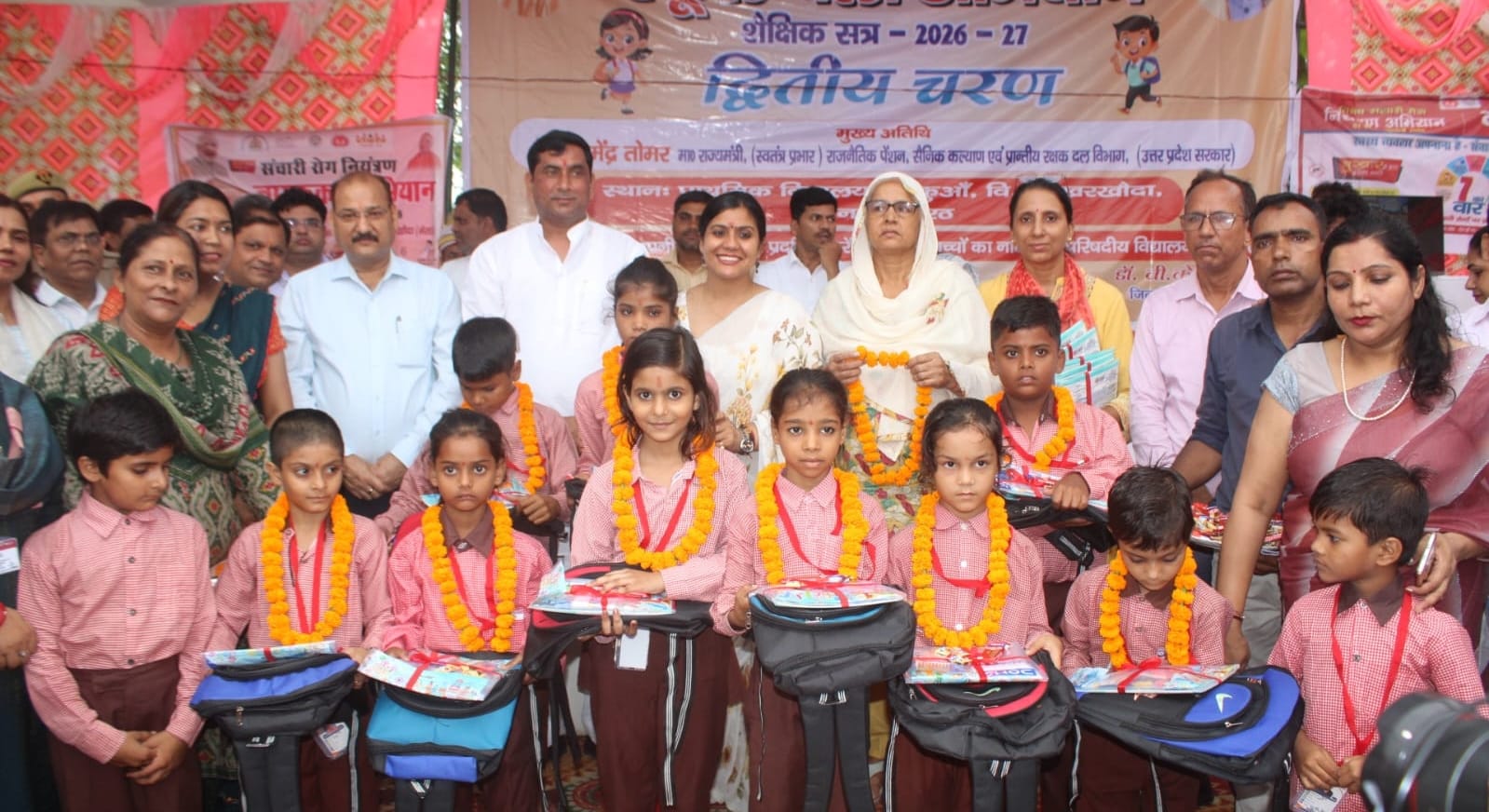 स्कूल चलो अभियान के तहत बच्चों को स्टेशनरी वितरण की गई