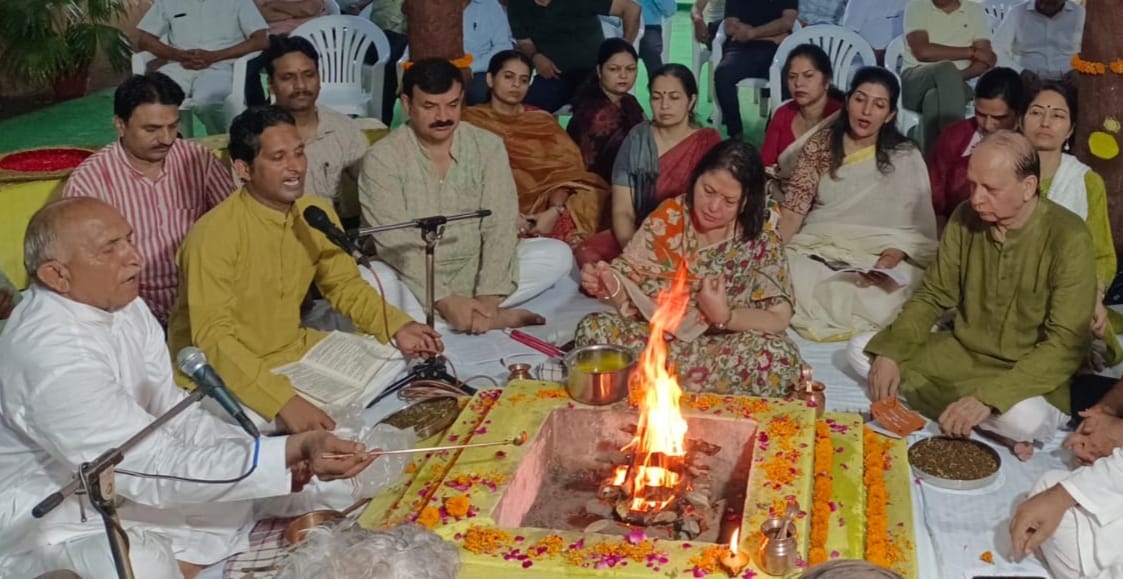 61वें स्थापना दिवस पर चौधरी चरण सिंह विश्वविद्यालय में आयोजित हवन कार्यक्रम में आहुति देती प्राचार्य डॉ संगीता शुक्ला