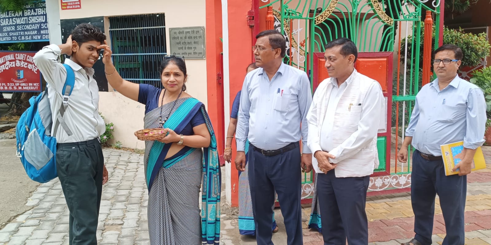 नये शिक्षा सत्र के शुभारंभ के अवसर पर बच्चों को तिलक लगाकर सम्मानित करती शिक्षिकाएं