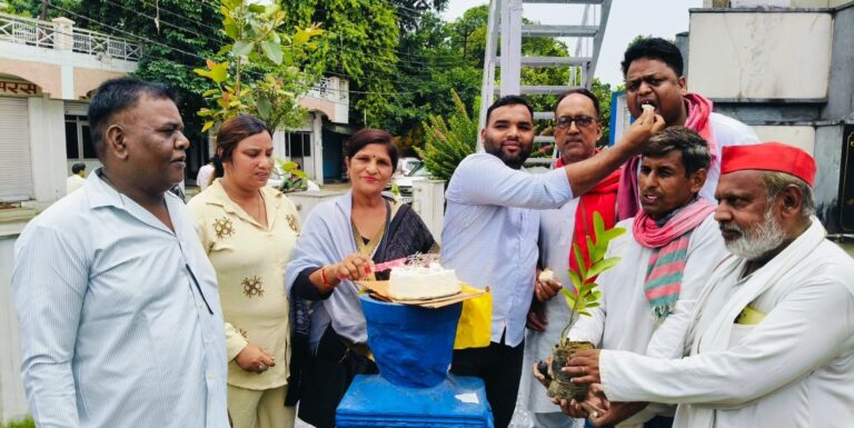 सपा प्रमुख अखिलेश यादव का 53 वाँ जन्मदिन मनाते समाजवादी कार्यकर्ता
