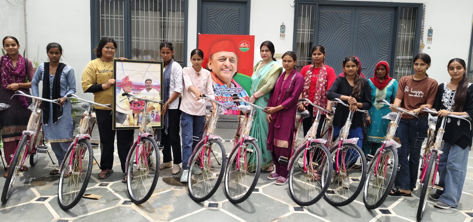 अखिलेश यादव के 53 वे जन्मदिन के अवसर पर मेधावी छात्राओं को साइकिल वितरित की गई