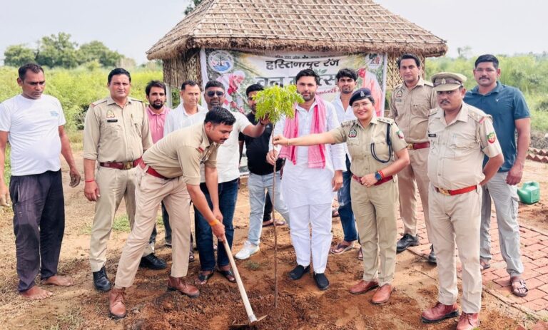 एक पेड़ मां के नाम अभियान के दौरान पौधा रोपण करते पुलिस अधिकारी