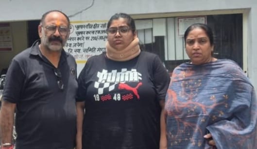 परिजनों के संग पीड़िता पहुंची रेलवे थाना