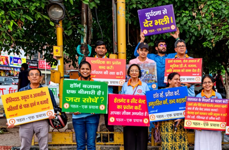 मेरठ शहर के तेज़गढ़ी चौराहे पर यातायात जागरूकता अभियान चलाते "पहल एक प्रयास" संस्था के स्वयंसेवक