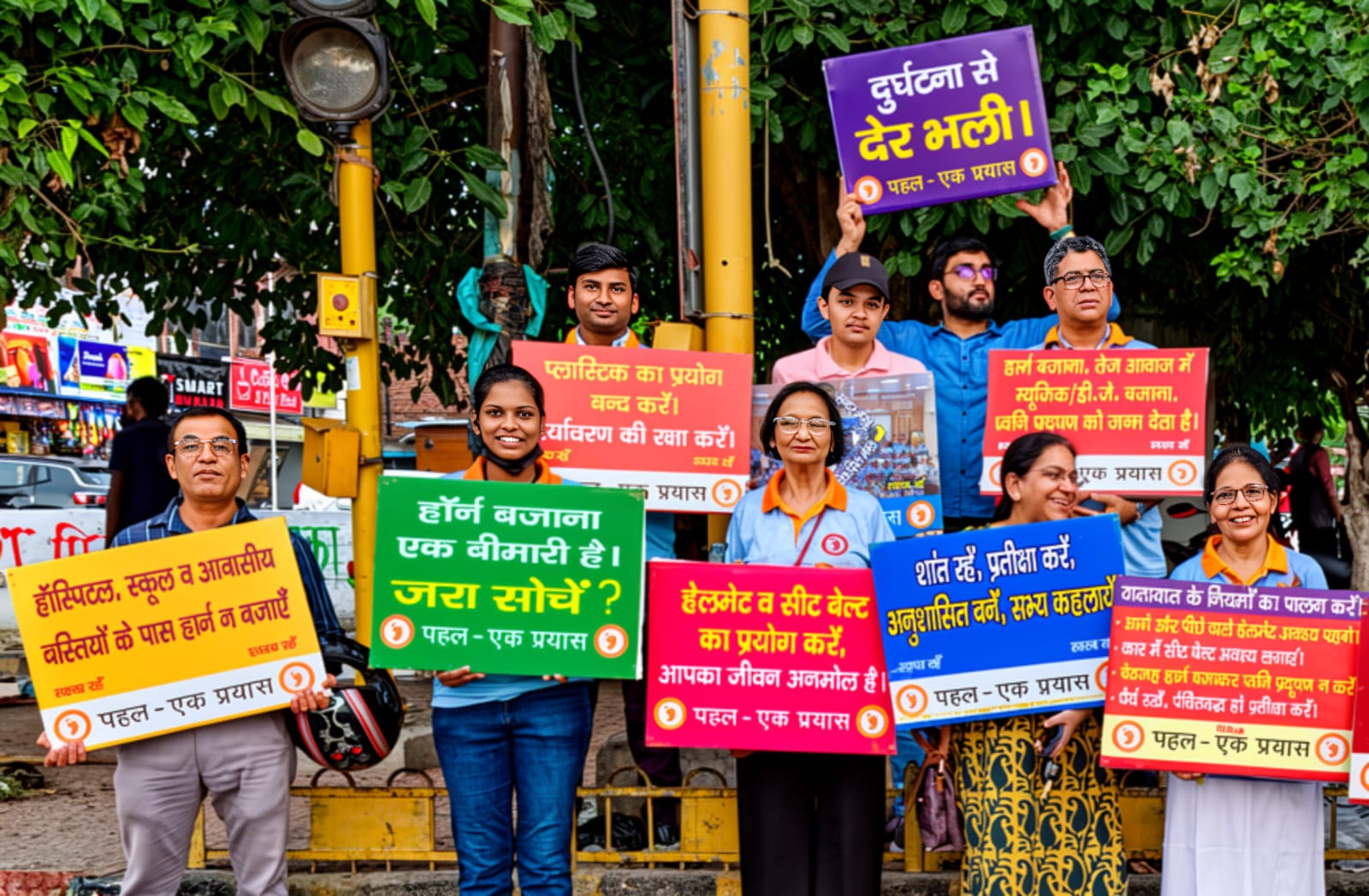 मेरठ शहर के तेज़गढ़ी चौराहे पर यातायात जागरूकता अभियान चलाते "पहल एक प्रयास" संस्था के स्वयंसेवक