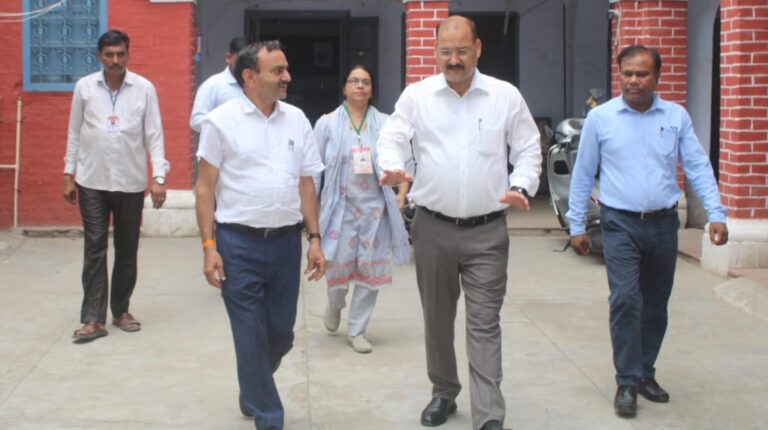टैट परीक्षा के दौरान राम सहाय इंटर कॉलेज में निरीक्षण के लिए पहुंचे मेरठ जिलाधिकारी डॉ वी के सिंह