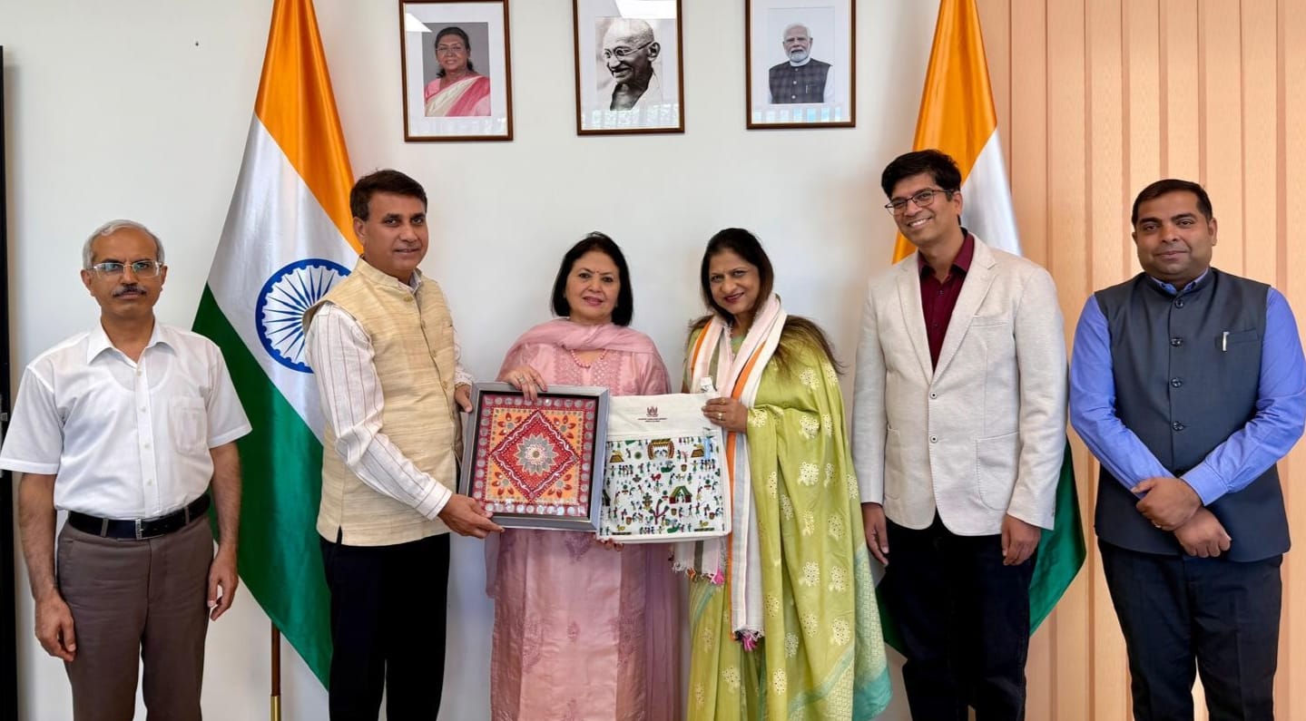 चौधरी चरण सिंह यूनिवर्सिटी की प्राचार्य संगीता शुक्ला को पोलैंड में सम्मानित किया गया