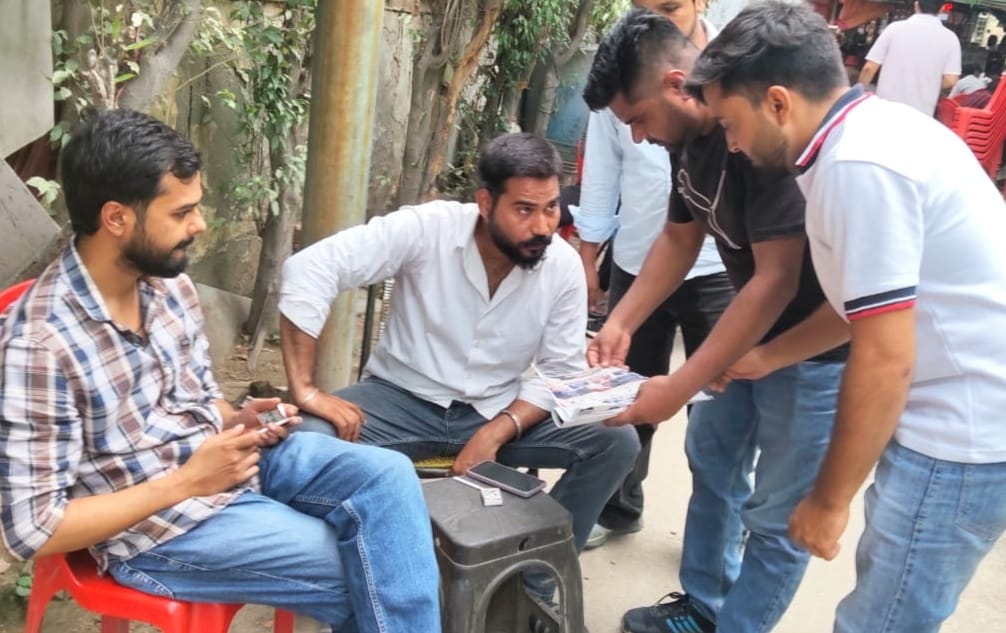 5 जुलाई को निकाले जाने वाले आक्रोश मार्च से पूर्व छात्रों से संपर्क करते कांग्रेसी नेता