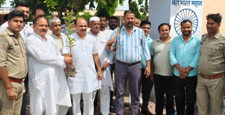 "एक पेड़ मां के नाम" अभियान को जन समर्थन देते ग्रामीण