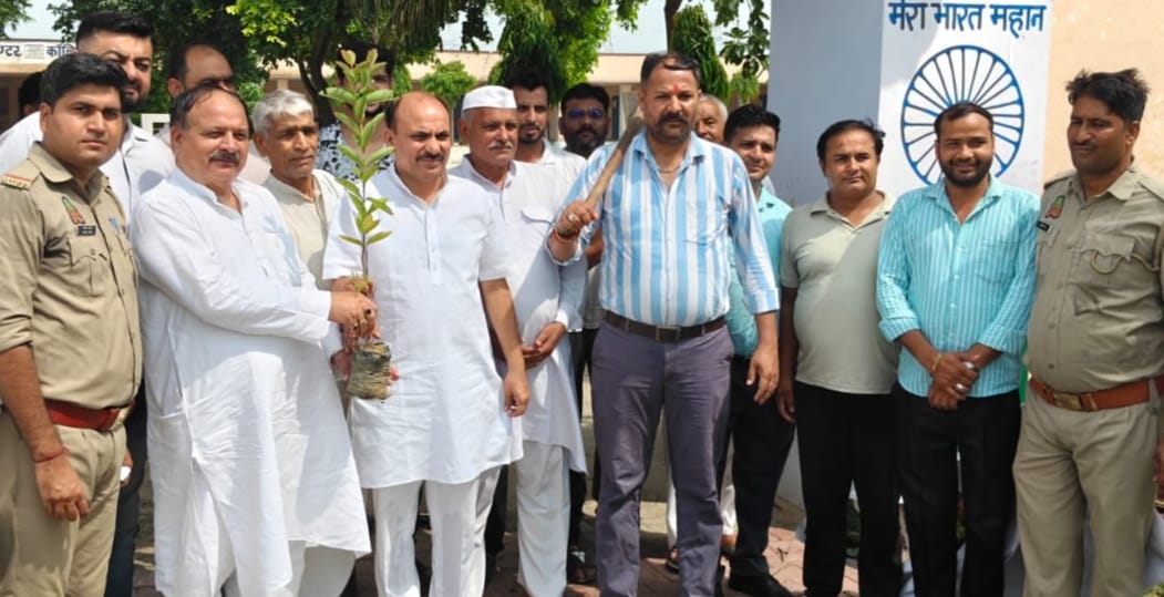 "एक पेड़ मां के नाम" अभियान को जन समर्थन देते ग्रामीण