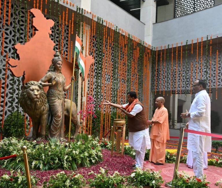 भारत माता की प्रतिमा पर पुष्पांजलि करते भाजपा अध्यक्ष नितिन नबीन