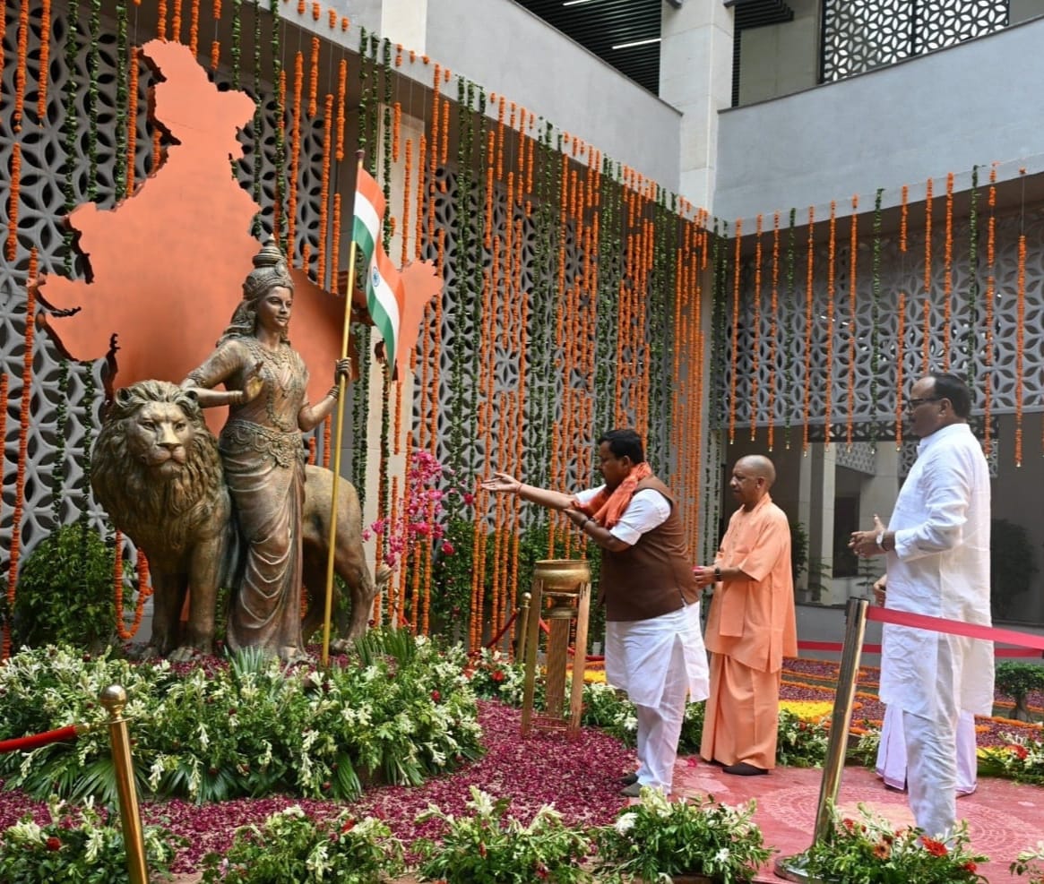 भारत माता की प्रतिमा पर पुष्पांजलि करते भाजपा अध्यक्ष नितिन नबीन
