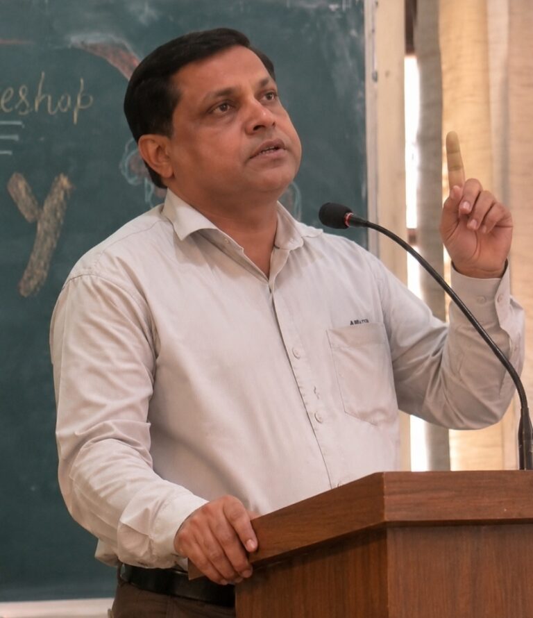 मेरठ कॉलेज इग्नू केंद्र समन्वयक, प्रो चंद्रशेखर एडमिशन संबंधी जानकारी देते हुए