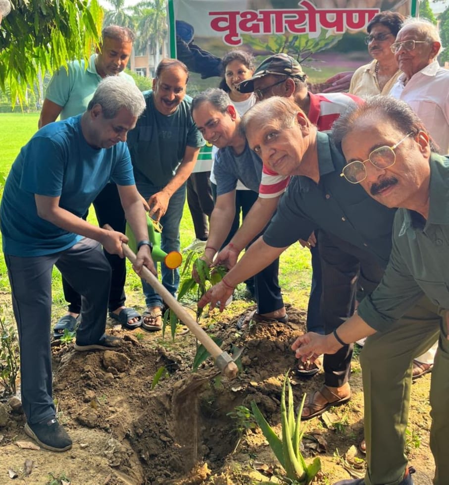 मेरठ के मेडिकल कॉलेज परिसर में पौधा रोपण करते प्राचार्य आर सी गुप्ता