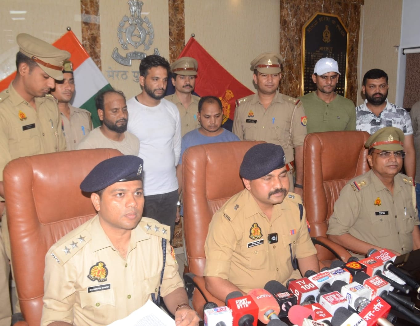 पुलिस लाइन सभागार में प्रेस वार्ता करते एस पी सिटी विनायक गोपाल भोंसले