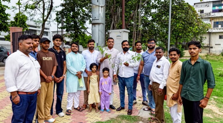 सेवा सप्ताह के तहत बजरंग दल कार्यकर्ताओं ने पौधारोपण किया