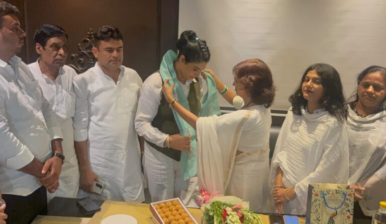 रालोद खेल प्रकोष्ठ की राष्ट्रीय अध्यक्ष कविता देवी का स्वागत करती संगीता दोहरे