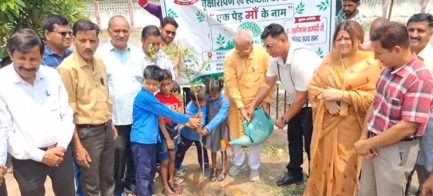 छावनी क्षेत्र में राज्यसभा सांसद डॉ लक्ष्मीकांत वाजपेई ने पधारोपण किया