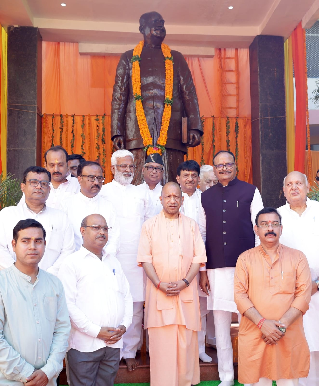 श्यामा प्रसाद मुखर्जी की प्रतिमा पर उत्तर प्रदेश मुख्यमंत्री एवं कैबिनेट मंत्रियों का समूह