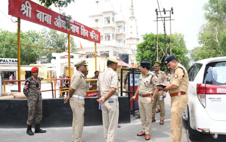 डी आई जी कला निधि नैथानी ने औघड़नाथ मंदिर क्षेत्र में कावड़ यात्रा की तैयारी का जायजा लिया