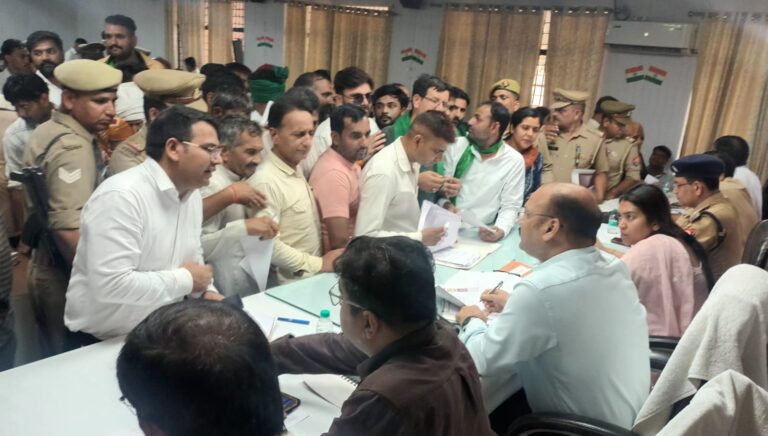संपूर्ण समाधान दिवस पर जन शिकायत सुनते मेरठ के जिलाधिकारी डॉ वी के सिंह