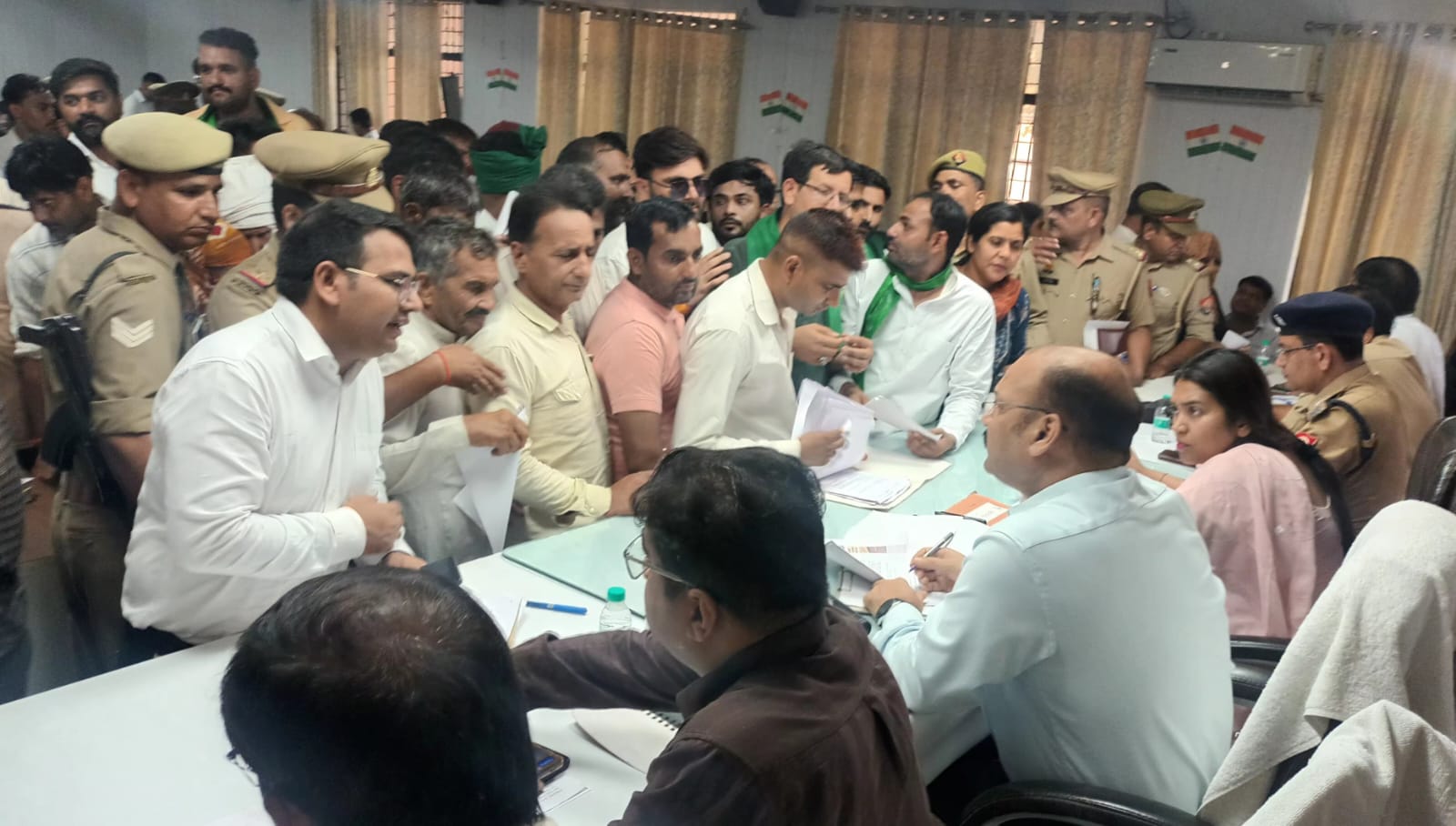 संपूर्ण समाधान दिवस पर जन शिकायत सुनते मेरठ के जिलाधिकारी डॉ वी के सिंह