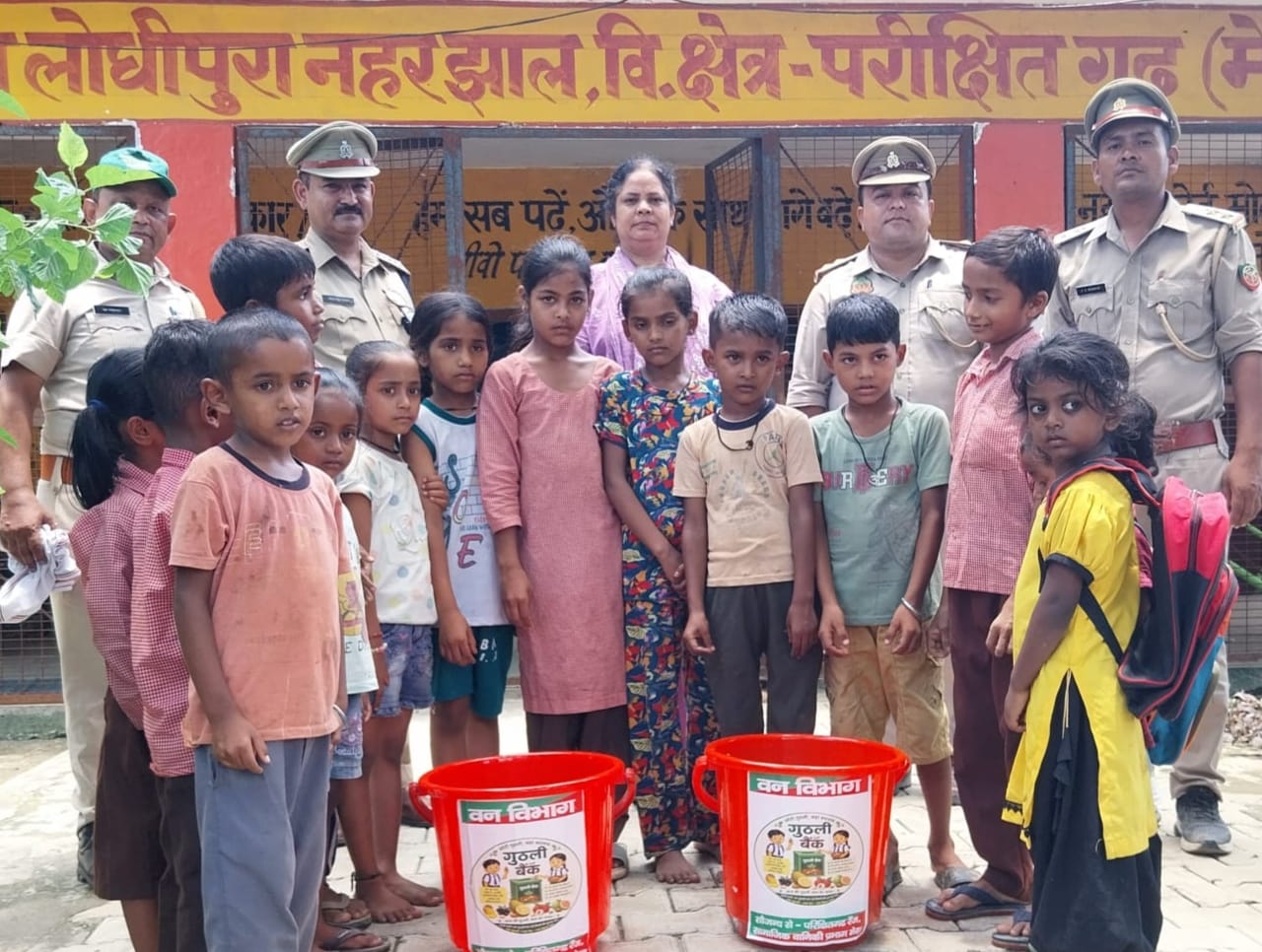 परीक्षितगढ़ स्थित स्कूल में छात्र छात्राओं को पर्यावरण संरक्षण की जानकारी दी गई