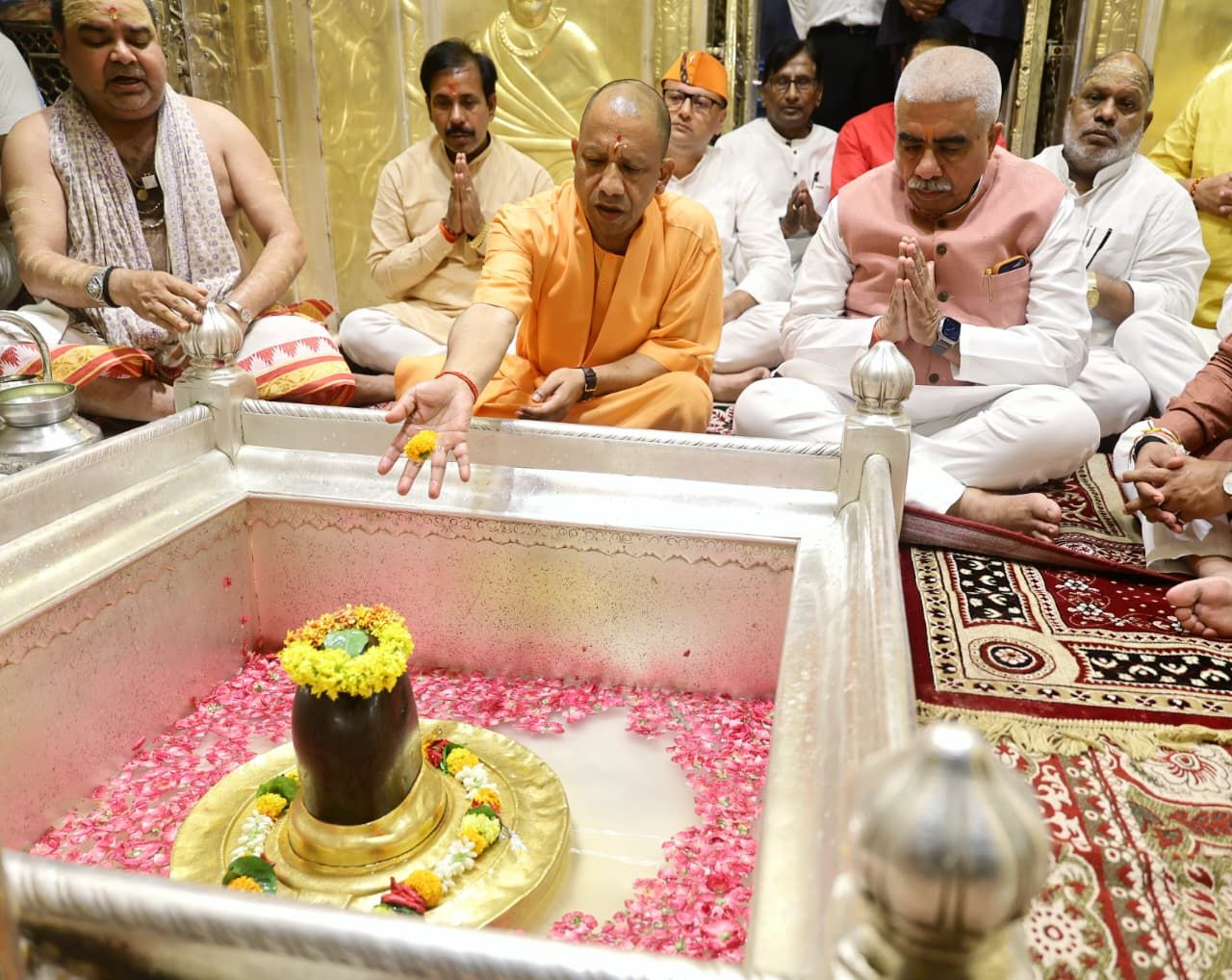 उत्तर प्रदेश सरकार में मुख्यमंत्री योगी आदित्यनाथ ने काशी विश्वनाथ मंदिर में किए बाबा के दर्शन
