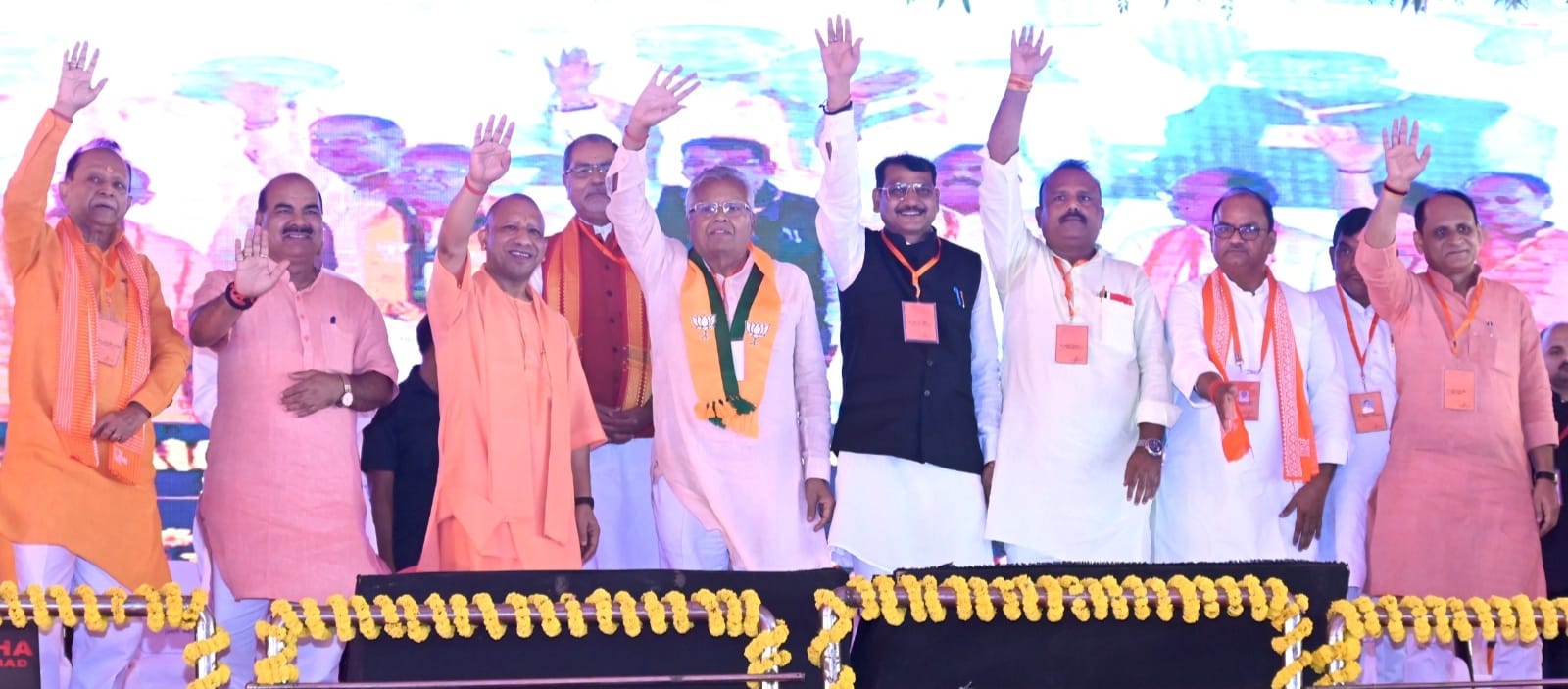 प्रतापगढ़ में आयोजित सभा के दौरान जनसभा का अभिवादन करते उत्तर प्रदेश मुख्यमंत्री योगी आदित्यनाथ