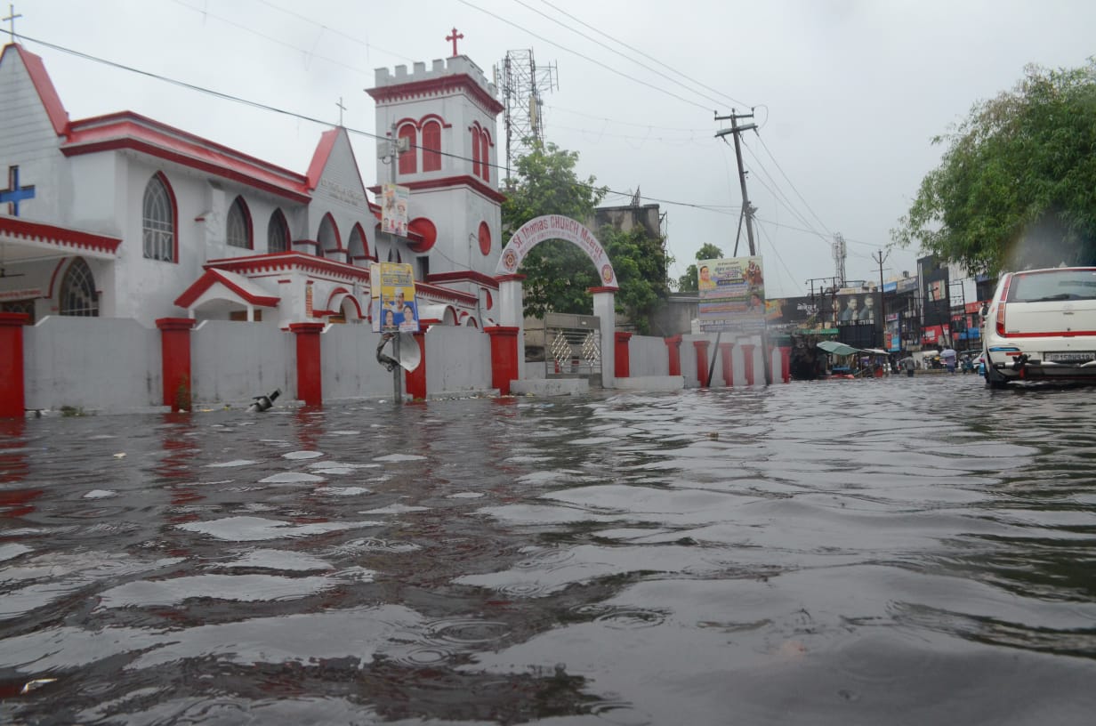 मेरठ के बच्चा पार्क स्थित सेंट थॉमस चर्च में जल भराव