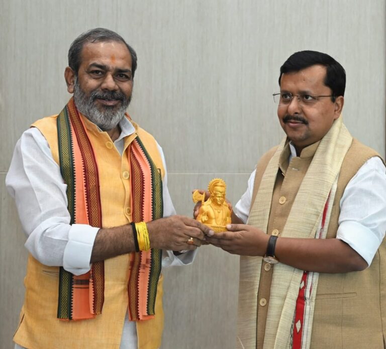 भाजपा राष्ट्रीय अध्यक्ष नितिन नबीन का सम्मान करते पूर्व मंत्री सुनील भराला