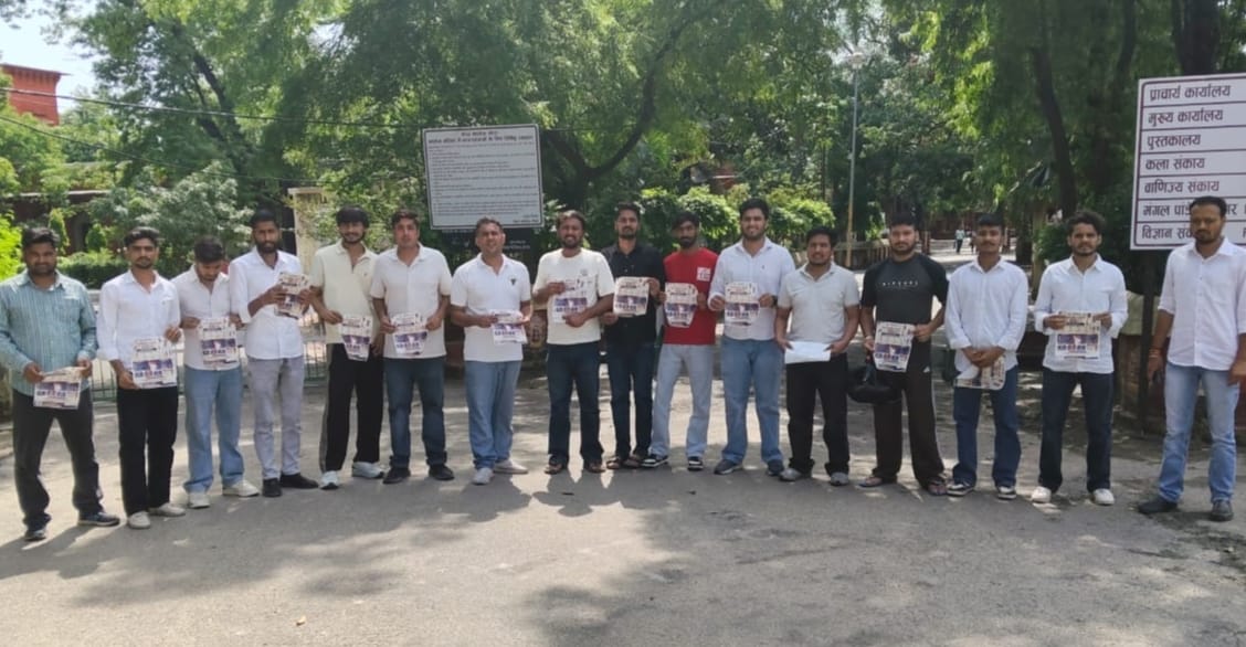 मानव श्रृंखला बनाते कॉलेज की छात्र