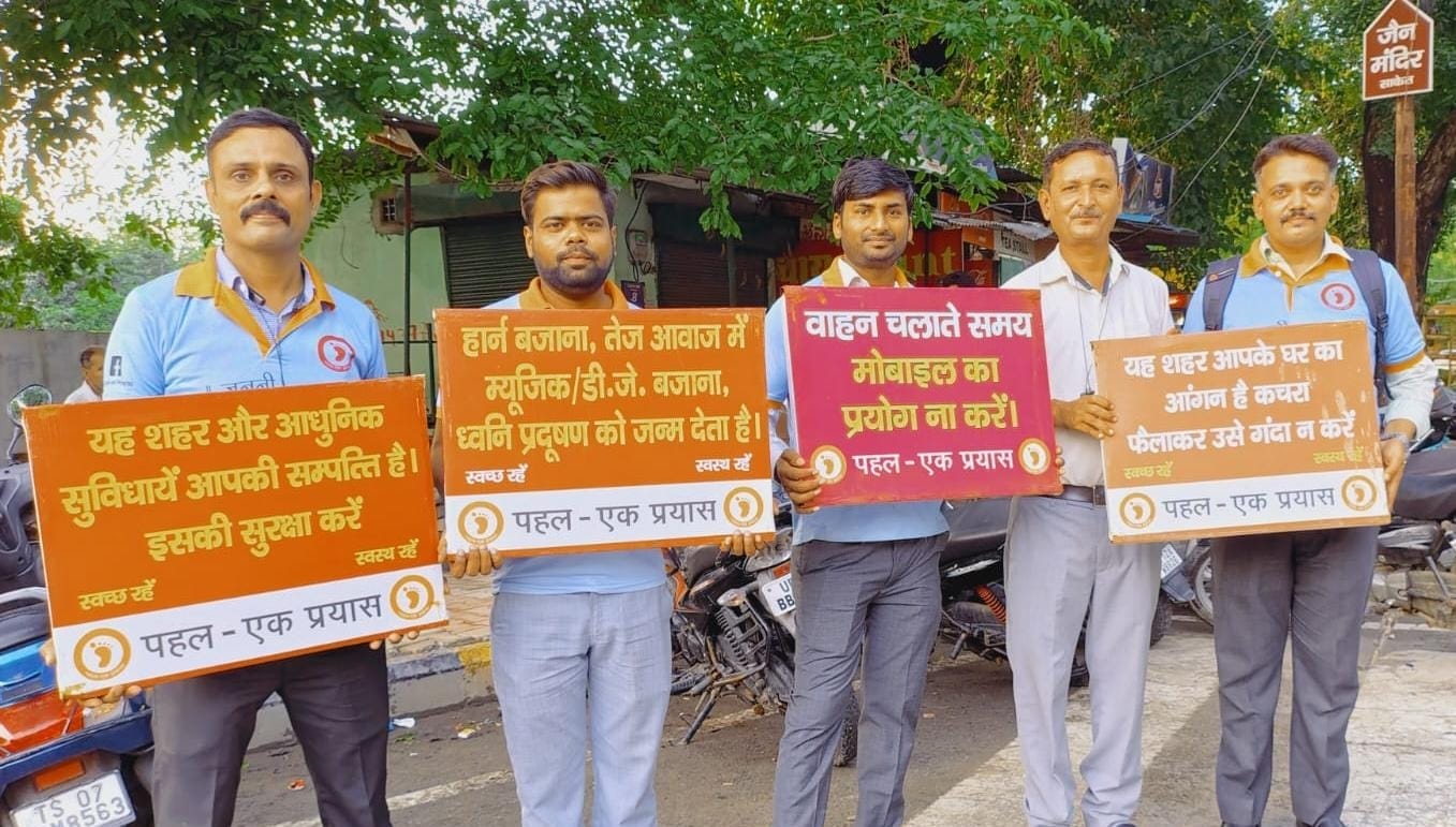 यातायात नियमों के प्रति जागरुक करते "पहल एक प्रयास" के स्वयंसेवक