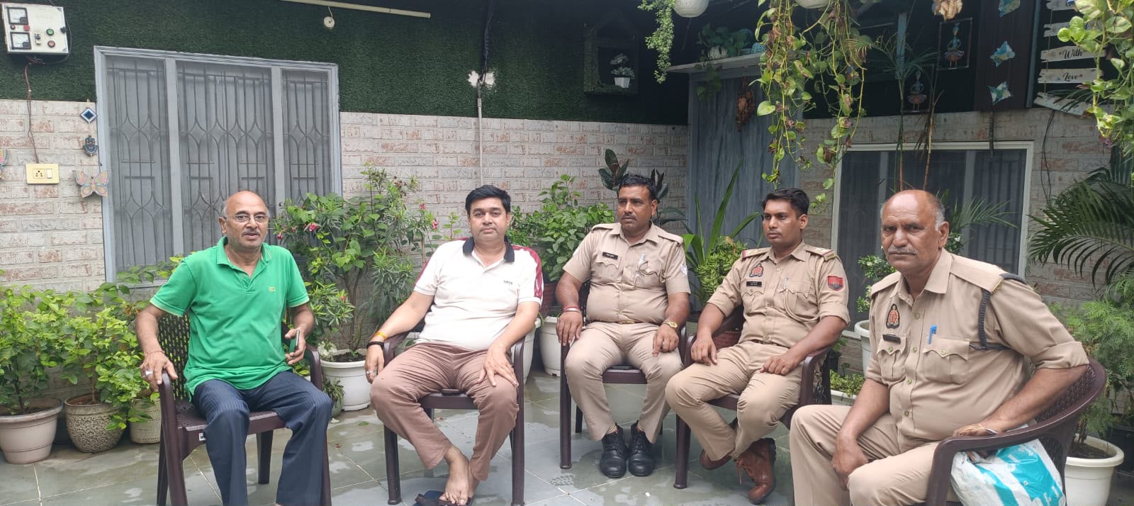 रंजन शर्मा के आवास पर पुलिस महकमे के अधिकारी
