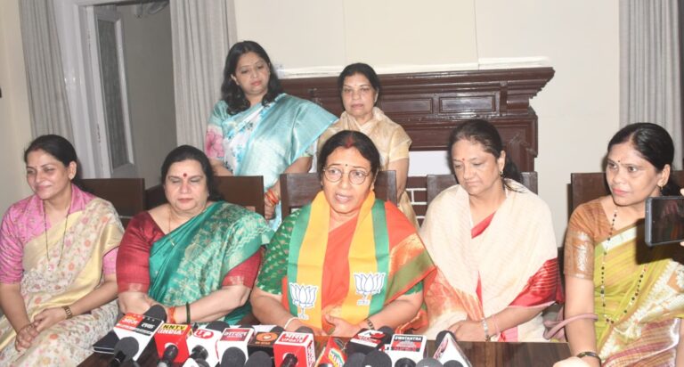 सर्किट हाउस में प्रेस वार्ता करती भाजपा महिला मोर्चा की प्रदेश अध्यक्ष सरोज कुशवाहा