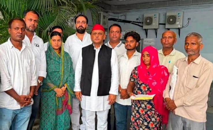 ललिता हत्याकांड प्रकरण में परिजनों ने दिल्ली एयरपोर्ट पर पूर्व मुख्यमंत्री अखिलेश यादव से मुलाकात की