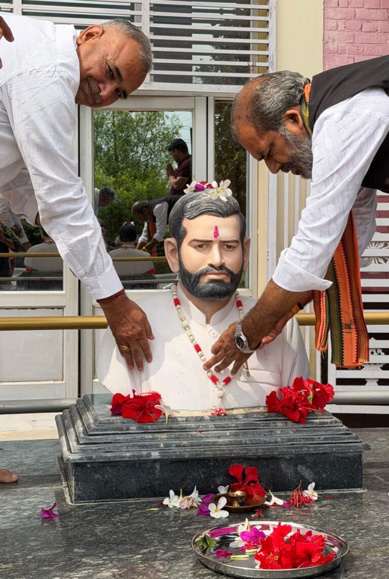 लोकतंत्र सेनानी की 45 वीं पुण्यतिथि के अवसर पर उनकी प्रतिमा पर श्रद्धा सुमन अर्पित करते पूर्व मंत्री पंडित सुनील भराला