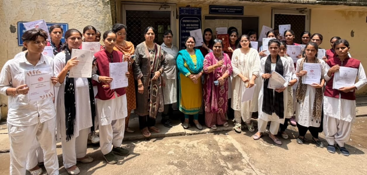 आरजीपीजी कॉलेज में आयोजित कार्यक्रम में छात्राओं ने ग्रामीण मूल्यों के बारे में जानकारी ली