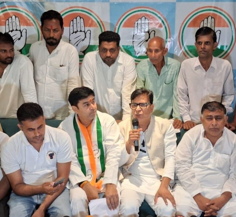 मेट्रो प्लाजा स्थित एक होटल में पत्रकार वार्ता करते कांग्रेस के राष्ट्रीय प्रवक्ता अभय दुबे