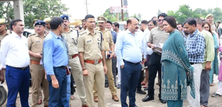 कावड़ मार्ग का निरीक्षण करते डी एम डॉ वी के सिंह एवं एसएसपी अविनाश पांडे