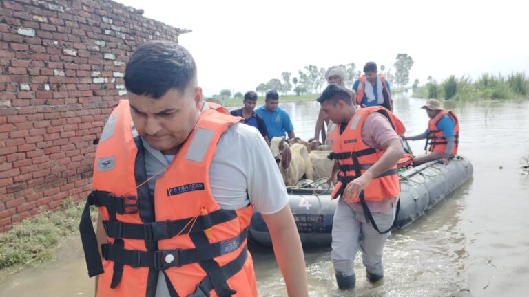 पांच व्यक्तियों सहित 300 से ज्यादा भीड़ बकरियों का रेस्क्यू करने पहुंची टीम